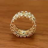 Anillo con banda dorada de cristal trenzado