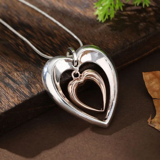 Collar con dije en forma de corazón hueco bicolor