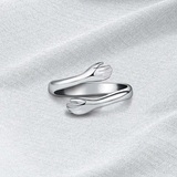 Anillo ajustable en forma de abrazo