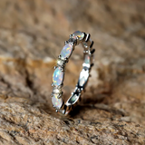 Anillo de platino con diamantes y ópalo en forma de corazón
