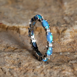 Anillo de platino con diamantes y ópalo en forma de corazón