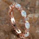 Anillo de platino con diamantes y ópalo en forma de corazón