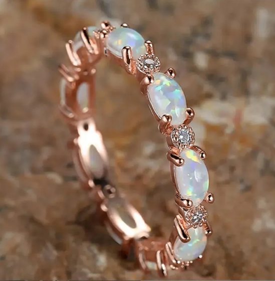 Anillo de platino con diamantes y ópalo en forma de corazón