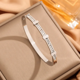 Pulsera abierta geométrica simple con dos capas de zircón