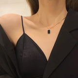 Collar con colgante minimalista cuadrado de titanio negro Elite