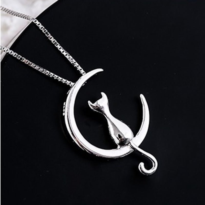 Collar Elegante con Luna Creciente y Gato