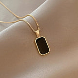 Collar con colgante minimalista cuadrado de titanio negro Elite