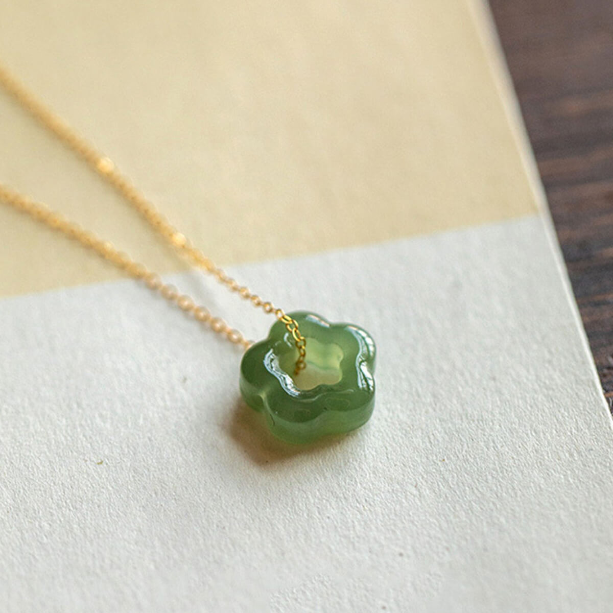 Collar de flor con jade