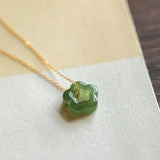 Collar de flor con jade