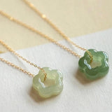 Collar de flor con jade