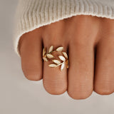 Anillo de hoja dorada