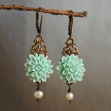 Pendientes bohemios con flor turquesa y perla
