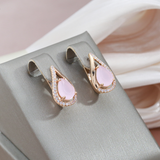 Pendientes elegantes y brillantes con circonitas doradas y rosas