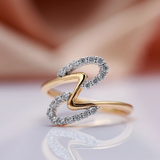 Anillo elegante de ondas brillantes en oro