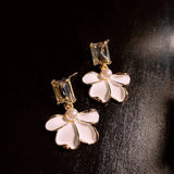 Aretes de perlas con pétalo blanco