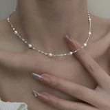 Collar elegante de perlas brillantes