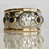 Anillo vintage con incrustaciones de zirconia dorada