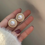 Pendientes elegantes con perlas brillantes