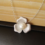 Collar elegante con flores de perlas blancas