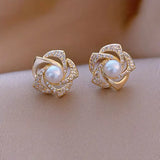 Pendientes elegantes con perlas en espiral cintilante