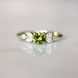 Anillo vintage con circonita en tono verde oliva