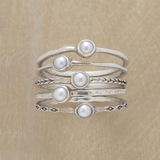 Anillo vintage de plata con incrustaciones de perlas