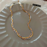 Collar elegante en dorado y plateado