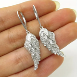 Pendientes plateados con alas brillantes