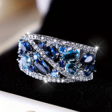 Anillo plateado vintage con brillo azul