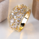 Anillo Dorado Calado con Cristales Blancos