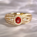 Anillo dorado en capas con brillo rojo