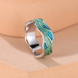 Anillo con esmalte en forma de ola del océano