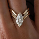 Anillo de Oro con Corona Colgante