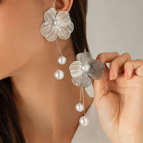 Pendientes bohemios con perlas y pétalos