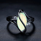 Anillo Vintage Negro con Ópalo Plateado y Detalles de Cristal