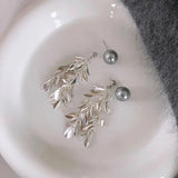 Aretes colgantes con hojas de perlas plateadas