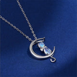 Collar con colgante en forma de luna creciente y gato en piedra lunar