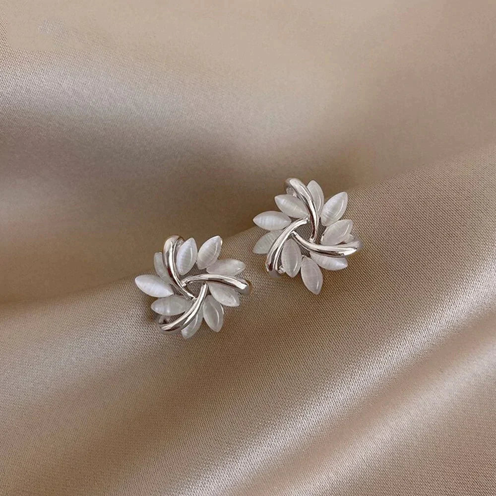 Pendientes elegantes y refinadas con pétalos de ópalo en oro