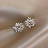 Pendientes elegantes y refinadas con pétalos de ópalo en oro
